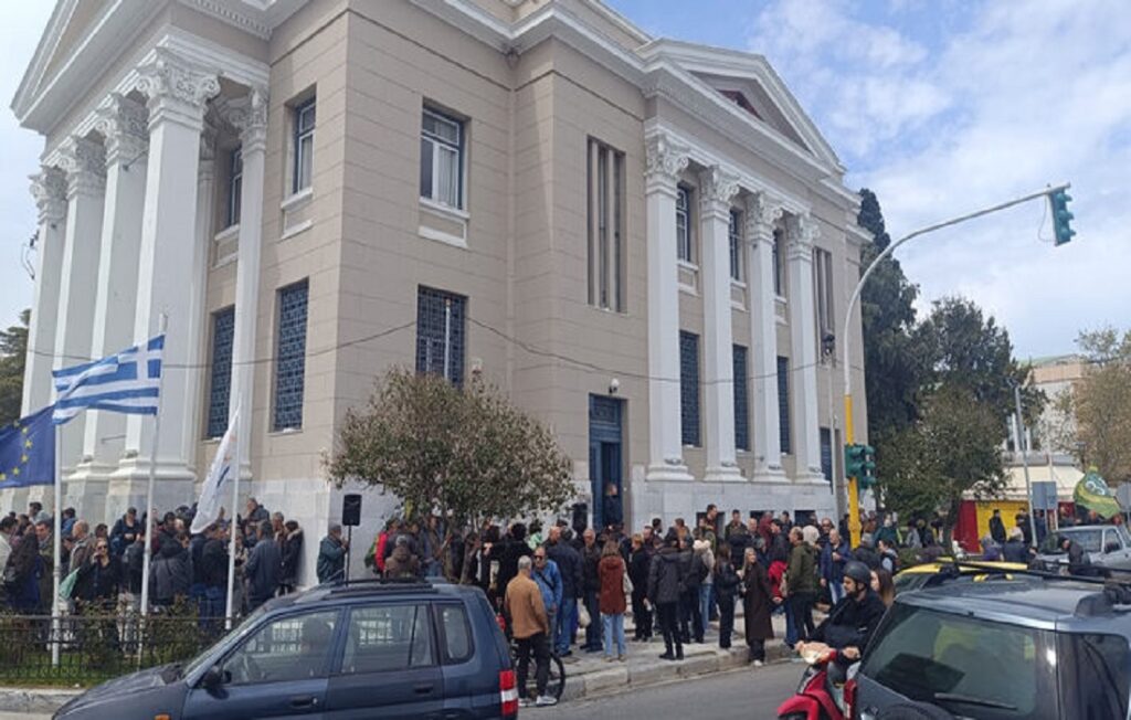 Μυτιλήνη: Πολιορκία στην Περιφέρεια για την καραντίνα και τις αποζημιώσεις-ψίχουλα