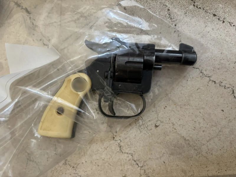 73χρονος απείλησε με περίστροφο υπάλληλο καταστήματος για να τον ληστέψει