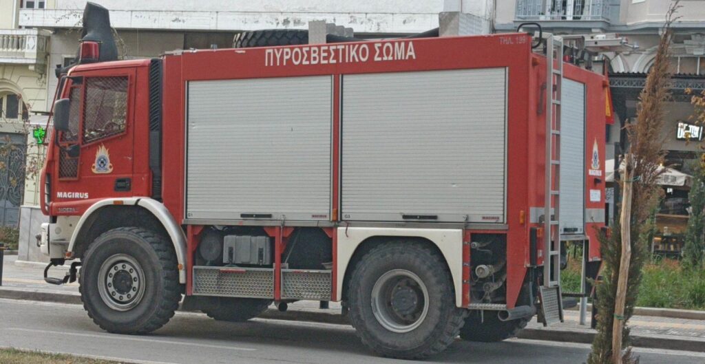 Μαγνησία: Έριξε βενζίνη στο τζάκι και τυλίχτηκε στις φλόγες το σπίτι
