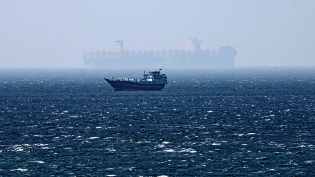 Παγκόσμια πίεση για το Στενό του Ορμούζ