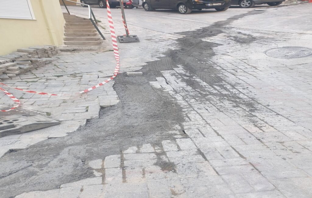 Αντί για αποκατάσταση, έριξαν τσιμέντο πάνω σε παραδοσιακό λιθόστρωτο στις Συκιές Θεσσαλονίκης