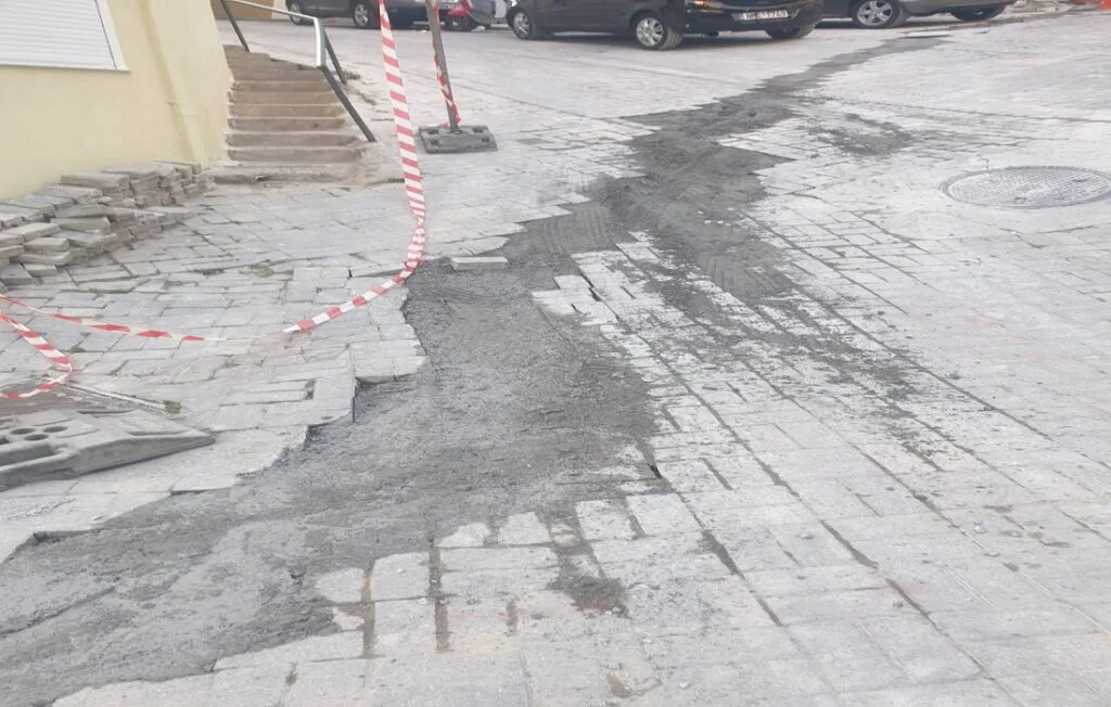 Αντί για αποκατάσταση, έριξαν τσιμέντο πάνω σε παραδοσιακό λιθόστρωτο στις Συκιές Θεσσαλονίκης