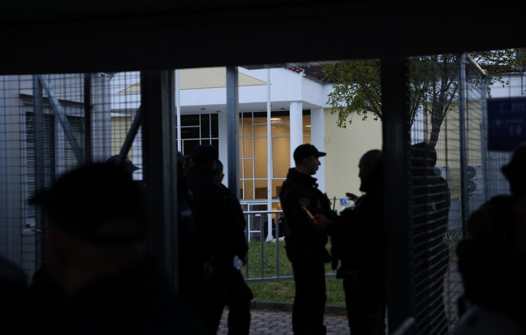 Εντάσεις, καθυστερήσεις και … Face control στη δίκη για την τραγωδία των Τεμπών