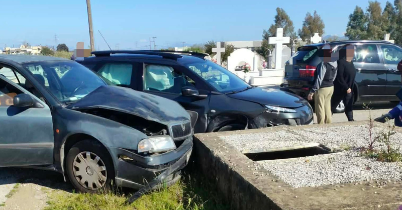 Απίστευτο τροχαίο: ΙΧ αυτοκίνητα συγκρούστηκαν και «καρφώθηκαν» σε μνήματα