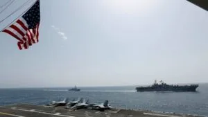 Το Ιράν υποστηρίζει ότι εκτόξευσε «πυραύλους προειδοποίησης» εναντίον δύο πλοίων του ΠΝ των ΗΠΑ στον Κόλπο του Ομάν-Διαψεύδουν οι ΗΠΑ