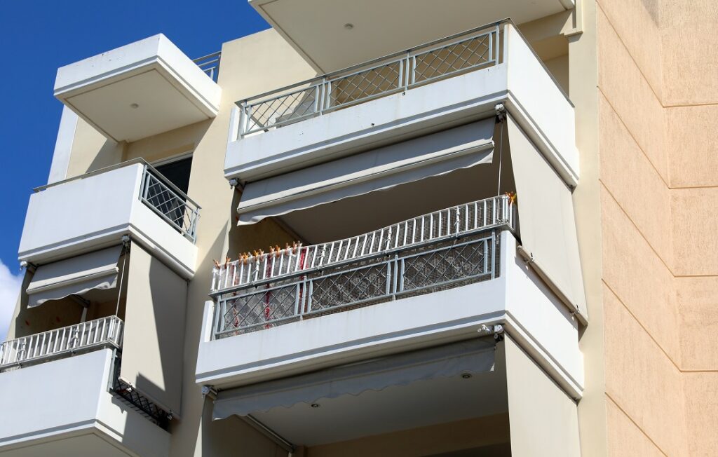 Με σοβαρά τραύματα η 27χρονη που έπεσε δύο φορές από τον 4ο όροφο πολυκατοικίας στο Μαρούσι