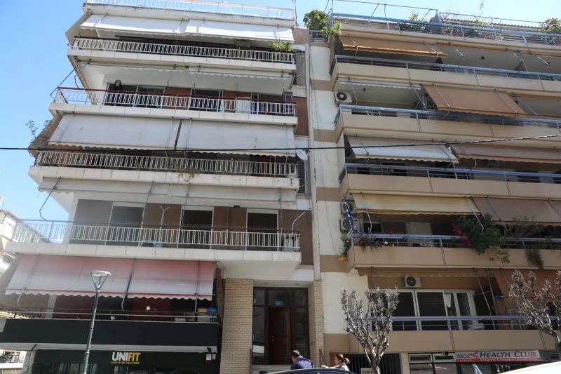 Ζωγράφου: Προφυλακιστέος ο γιος για τους θανάτους της μητέρας και της αδελφής του που βρέθηκαν σε σφραγισμένο δωμάτιο