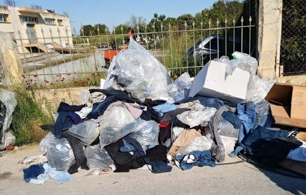 Πρόστιμο 500€ σε πολίτη που πέταξε ρούχα έξω από κάδο