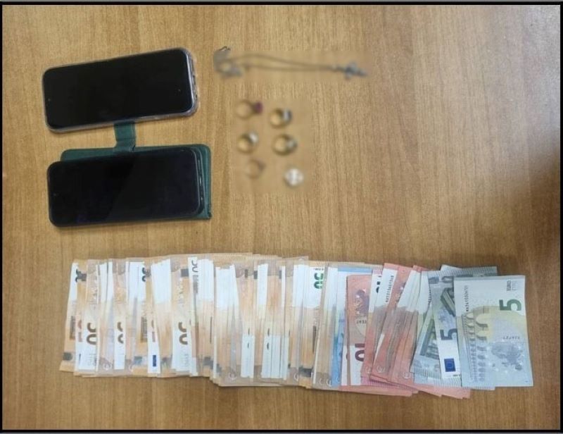 Δίδυμο απατεώνων έπεισαν ηλικιωμένη να τους πετάξει από το μπαλκόνι σακούλα με χρήματα και χρυσαφικά