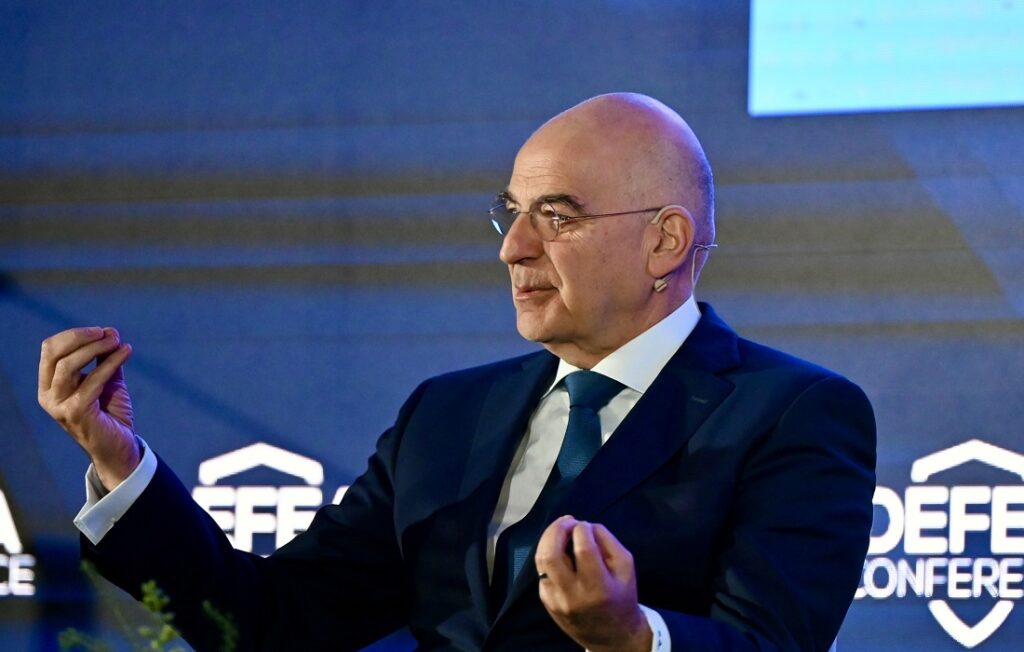 Έκτός ελληνικών χωρικών υδάτων μετέφερε τη Λευκάδα ο Δένδιας