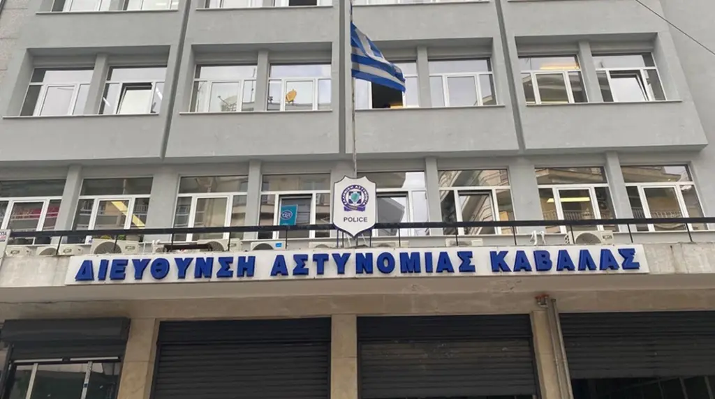 Σοκ στην Καβάλα: Αστυνομικός αυτοπυροβολήθηκε μέσα στο AT