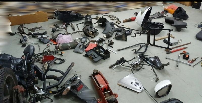 Εξαρθρώθηκε συμμορία που διέπραττε κλοπές οχημάτων: Πλήθος εξαρτημάτων βρέθηκε στο Ζεφύρι