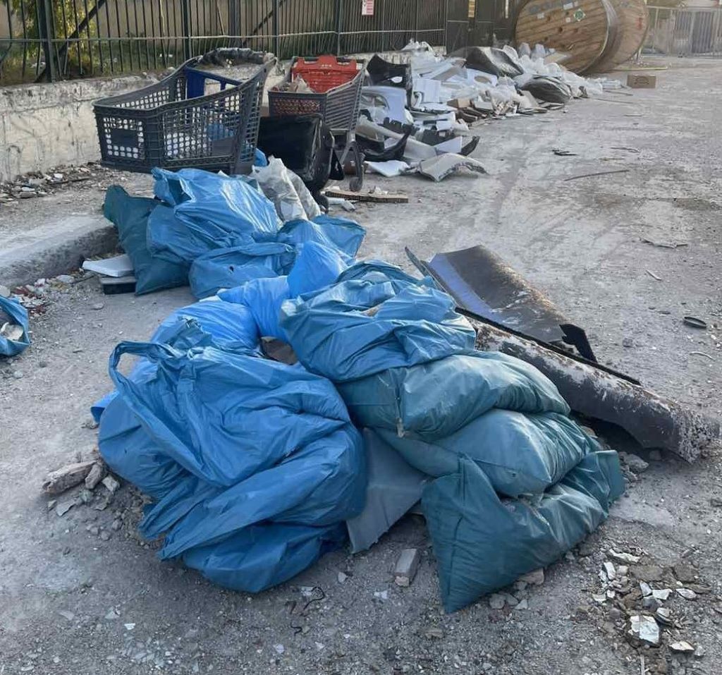Αλλοδαποί εντοπίστηκαν να ρίχνουν μπάζα στην περιοχή του Βοτανικού