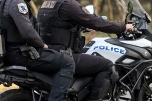 Επεισοδιακή καταδίωξη: Μηχανή χωρίς πινακίδες δεν σταμάτησε σε έλεγχο και έπεσε σε σχολικό