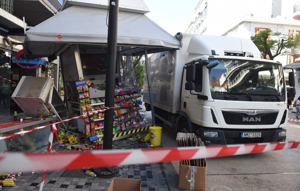 Θεσσαλονίκη: Αναστάτωση μετά από πρόσκρουση φορτηγού σε περίπτερο