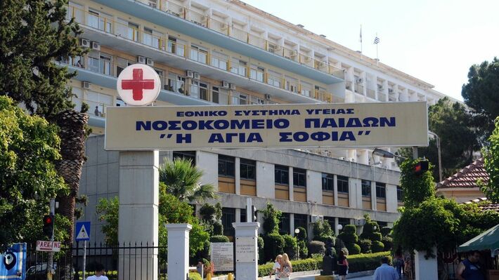 Στο Παίδων έξι ανήλικα που βρέθηκαν να ζουν σε σπίτι τρώγλη – «Χειροπέδες» στους γονείς