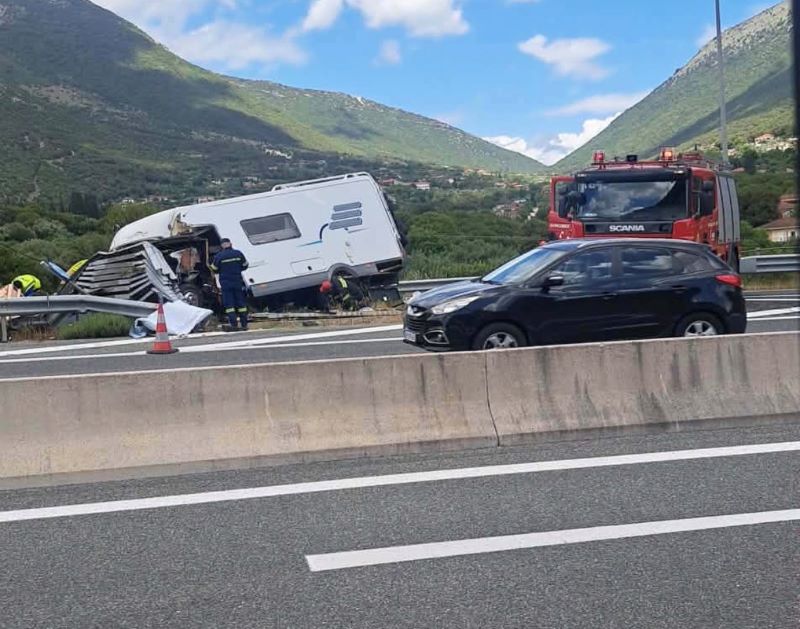 Εκτροπή τροχόσπιτου στην Ιονία Οδό – 4 τραυματίες, ανάμεσά τους και 2 παιδιά