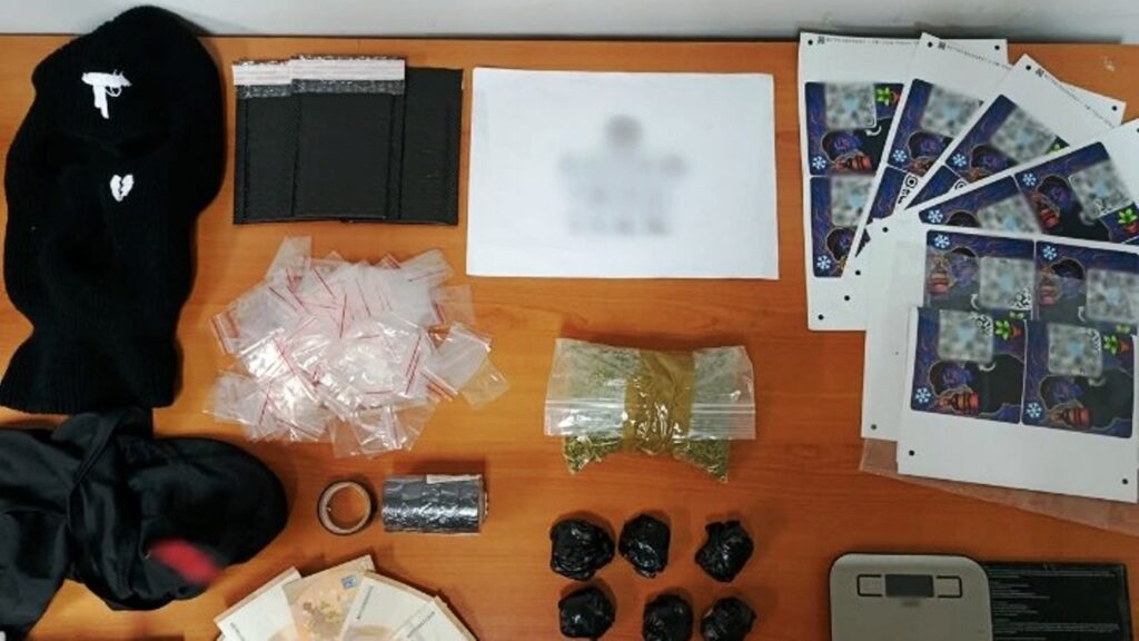 Ελεύθεροι αφέθηκαν με όρους οι δύο νεαροί που κατηγορούνται για διακίνηση ναρκωτικών με online παραγγελίες και QR codes