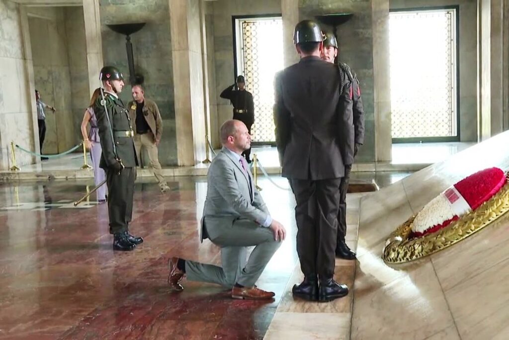 Σάλος δημιουργήθηκε από την υπόκλιση του Βέλγου Υπουργού Άμυνας στον Ατατούρκ!