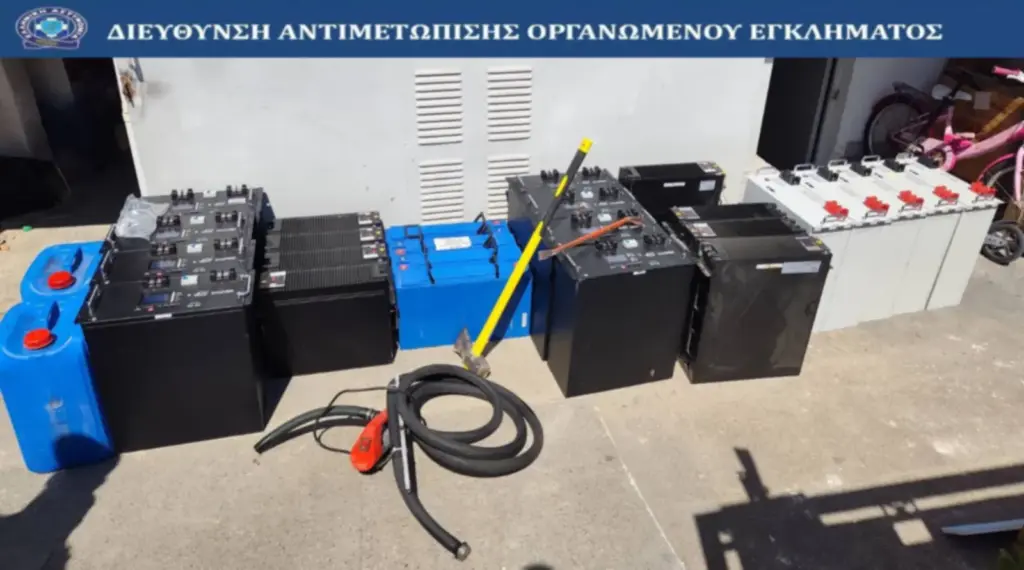 Εξαρθρώθηκε σπείρα που έκλεβε μπαταρίες λιθίου από σταθμούς κινητής τηλεφωνίας