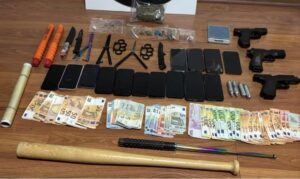 Εξαρθρώθηκαν δύο σπείρες που διακινούσαν ναρκωτικά σε ανήλικους ακόμη και μέσα σε σχολεία