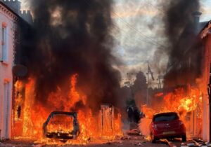 “Φλέγεται” το Μπέλφαστ: Δεύτερη νύχτα βίαιων επεισοδίων μετά την απόπειρα αποκεφαλισμού άνδρα από Σουδανό