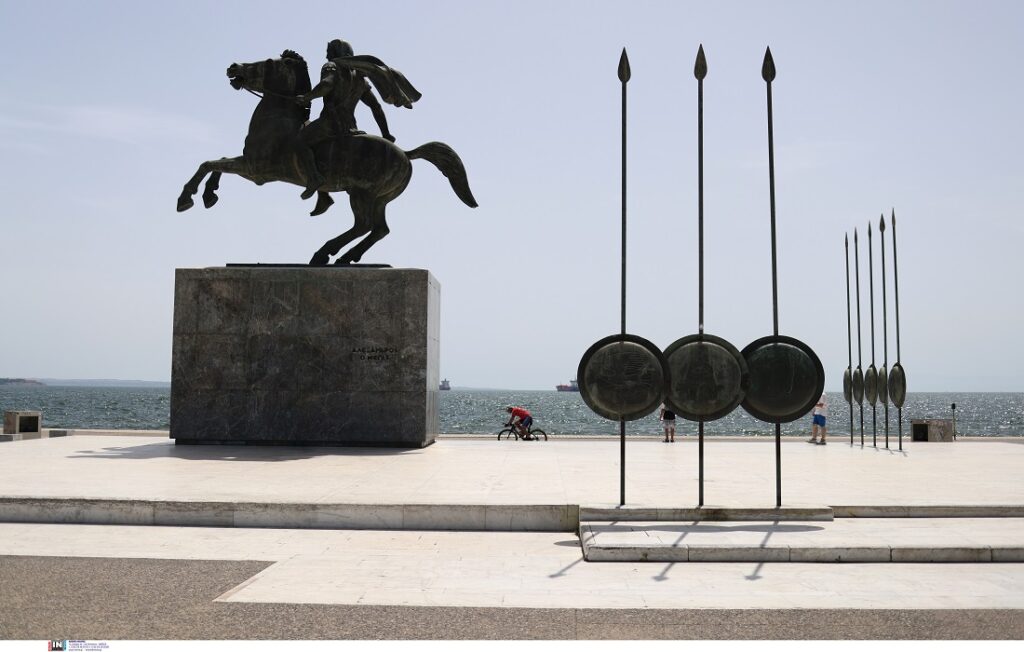 Συννεφιά, τοπικές βροχές και 30άρια σήμερα