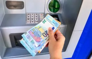 Σε δύο φάσεις η πληρωμή του έκτακτου επιδόματος παιδιού των 150 ευρώ