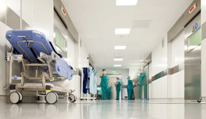 Τραγικό: Μετέφερε τη σύντροφό του στα επείγοντα και πέθανε ξαφνικά ο ίδιος
