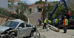 Γερανοφόρο όχημα εκτός ελέγχου «πήρε σβάρνα» αυτοκίνητα – Γκρέμισε κολώνα