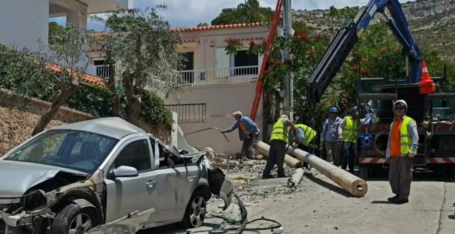 Γερανοφόρο όχημα εκτός ελέγχου «πήρε σβάρνα» αυτοκίνητα – Γκρέμισε κολώνα