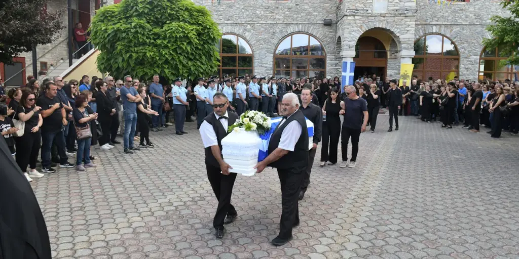 Δράμα: Σπαραγμός στην κηδεία της 45χρονης αστυνομικού
