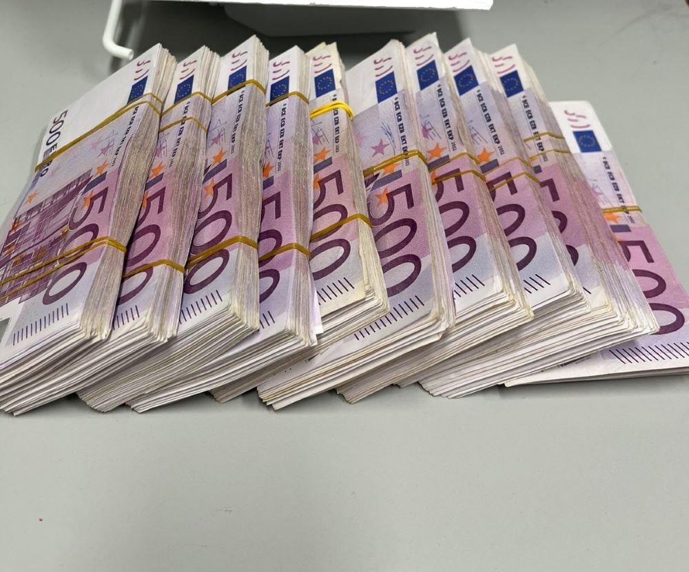 500.000 ευρώ αδήλωτα μετρητά εντοπίστηκαν στο αεροδρόμιο «Ελευθέριος Βενιζέλος»