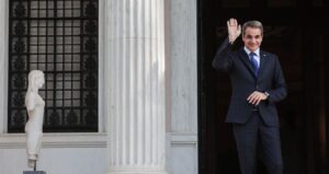 Εμπαιγμός της κυβέρνησης σε αυτούς που χειροκροτούσαν από τα μπαλκόνια επί COVID