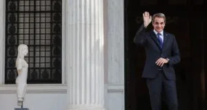 Εμπαιγμός της κυβέρνησης σε αυτούς που χειροκροτούσαν από τα μπαλκόνια επί COVID