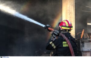Κρήτη: Μεγάλη φωτιά σε αποθήκη ξυλείας στο Ηράκλειο