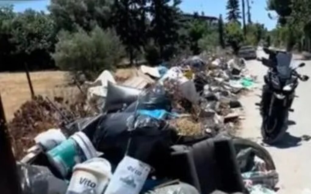 “Πνίγονται” σε τόνους σκουπιδιών στην Προποντίδα Χαλκιδικής και κανείς δεν κάνει τίποτα! – “Στα κάγκελα” οι δημότες