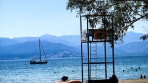 Καβάλα: Κατέρρευσε ναυαγοσωστικός πύργος – Τραυματίστηκε ναυαγοσώστρια