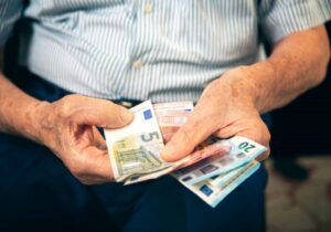 Καταργείται η περικοπή συντάξεων χηρείας