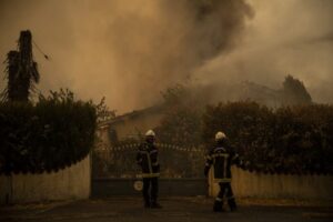 Με βάρκες απομακρύνονται εκατοντάδες Γάλλοι για να γλιτώσουν από τις φωτιές