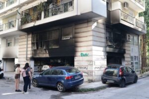 Οι καταδικαστικές ανακοινώσεις των κομμάτων για τις επιθέσεις με γκαζάκια