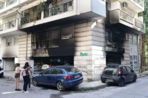 Οι καταδικαστικές ανακοινώσεις των κομμάτων για τις επιθέσεις με γκαζάκια