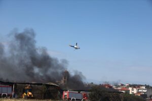 Πυρκαγιά στο Ωραιόκαστρο: Επιχείρηση κατάσβεσης σε δύο εργοστάσια, χωρίς ενεργό μέτωπο η φωτιά στο δασικό κομμάτι