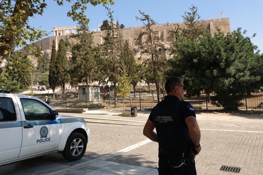 Δίωξη για απόπειρα ανθρωποκτονίας στον 60χρονο που μαχαίρωσε ζευγάρι τουριστών στην Ακρόπολη