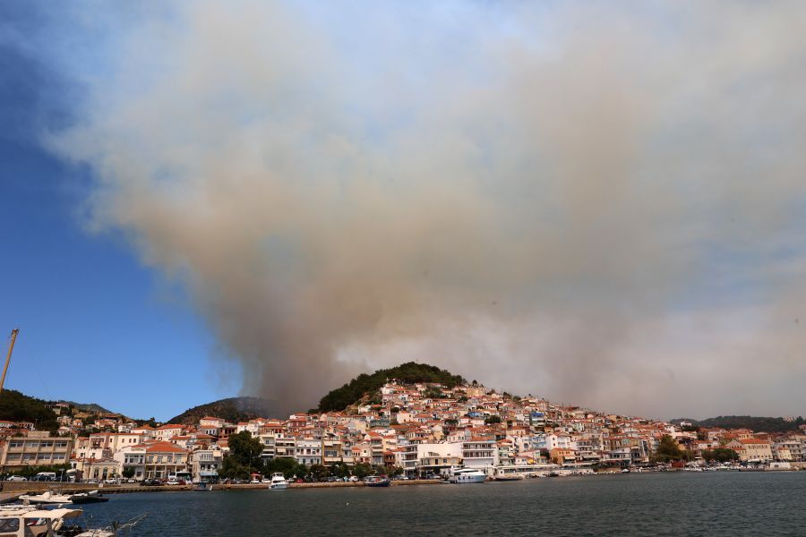 Λέσβος: Σε δύο μέτωπα η φωτιά στο Πλωμάρι