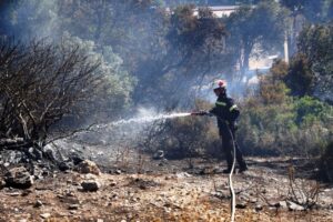 Νέο μήνυμα του 112 για τη φωτιά στο νότιο Ρέθυμνο – Εκκένωση των Κεραμών προς Δρυμίσκο