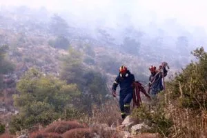 Βελτιωμένη η εικόνα της πυρκαγιάς στο Ποικίλο Όρος