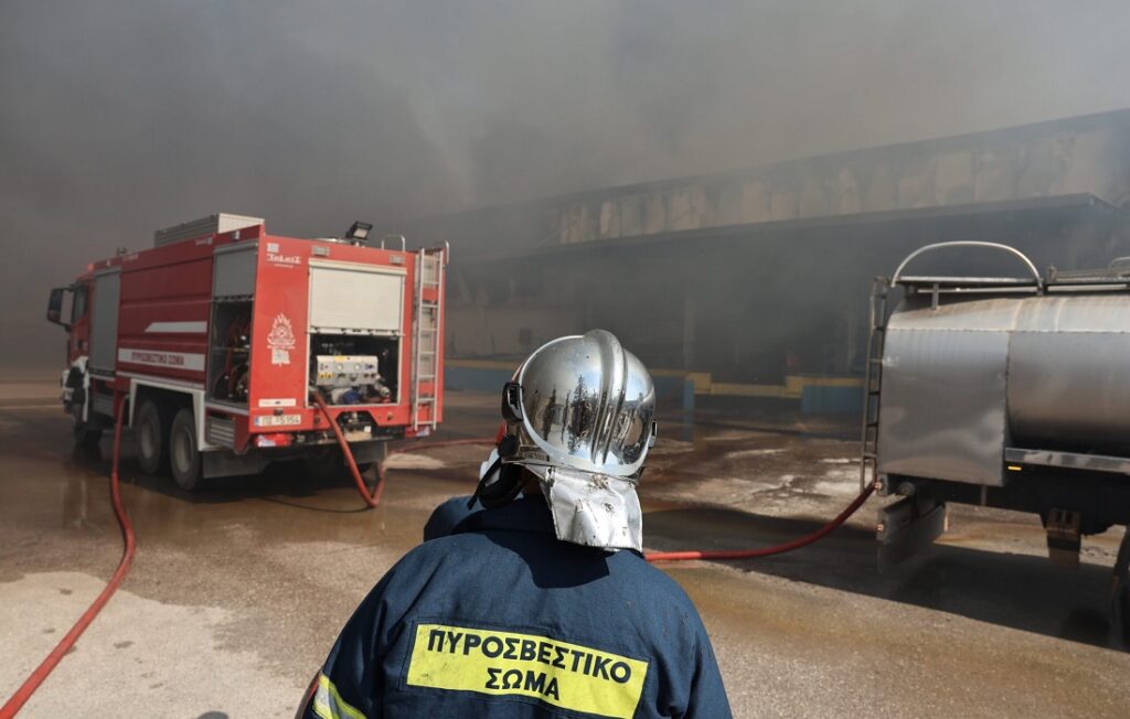 Θεσσαλονίκη: Φωτιά στο πρώην στρατόπεδο Καρατάσιου