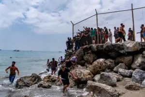 Χάος στη Θέουτα: Παράνομοι μετανάστες εισβάλλουν σε σπίτια κατοίκων