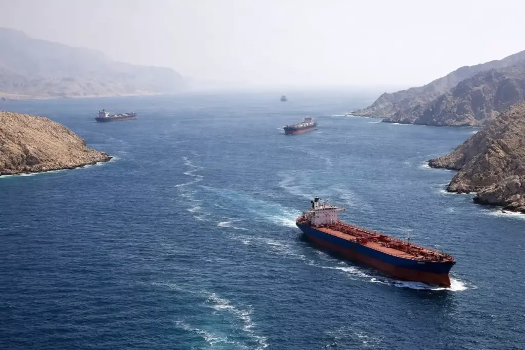 Ιράν: Επίθεση σε δεξαμενόπλοιο του Ορμούζ, που αγνόησε προειδοποιήσεις